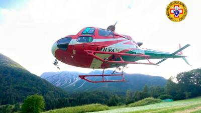 Reševalci so s helikopterjem prepeljali na varno pohodnika, ki sta se izgubila v gorah (CNSAS FVG)