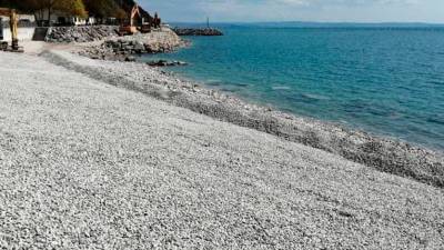 Na območju kopališča Castelreggio so se na plaži pojavili bagri in se lotili preoblikovanja njenega zadnjega dela