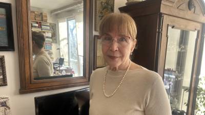 Gospa Kanita Fočak še hrani ogledalo, v katerega so se zarili drobci metka, ki so ji ubili moža Faruka