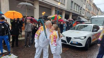 Alessandro Bonfanti in Damiana Cescutti med predajo olimpijskega ognja (D.R.)