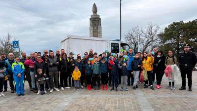 Udeleženci čistilne akcije so se zbrali na Trgu Svobode, nato pa so se razdelili v skupine