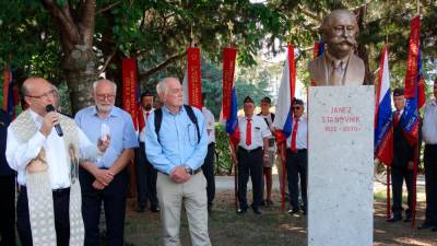 Kip Janeza Stanovnika je blagoslovil pater Bogdan Knavs (K.Ž.)