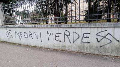 Eden izmed dveh napisov na zidovih ob centru Nazareno