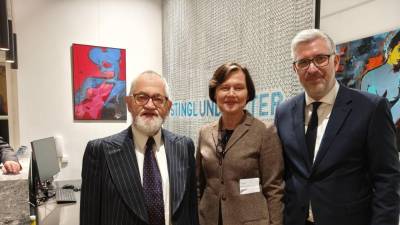 Dobitnika spominskih medalj dr. Wolfgang Gombocz in dr. Andrea Haberl-Zemljič z veleposlanikom Markom Štucinom