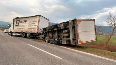Včeraj zjutraj je na regionalni cesti Vipava–Podnanos, pri odcepu za Manče, sunek burje prevrnil prikolico češkega tovornega vozila (GRC AJDOVŠČINA)