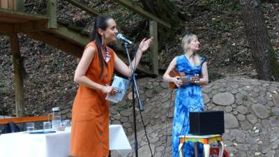 Anja Bulič in Nika Solce na odprtju razstave (FOTO K. Ž.)