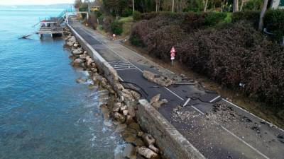 Cesto za Lazaret je morje novembra hudo poškodovalo (FOTODAMJ@N)