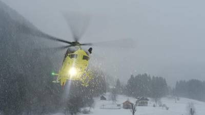 Helikopter reševalske službe med akcijo v Zajzeri