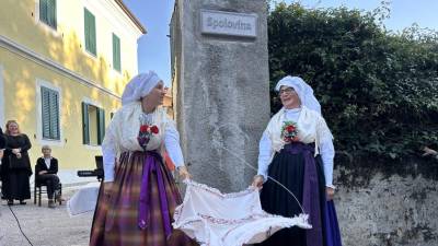 Tabla na spolovini stoji na zidu gostilne pri Jožetu, ki je delovala do 70. let prejšnjega stoletja