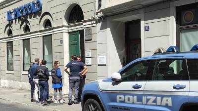 Policisti pred sedežem tržaškega dnevnika v Ulici Mazzini (Il Piccolo)