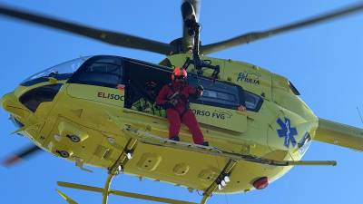 Poškodovanko so z vitlom dvignili v helikopter in odpeljali v katinarsko bolnišnico