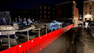 Protipoplavne pregrade so bile sinoči v Miljah učinkovite (OBČINA MILJE FACEBOOK)