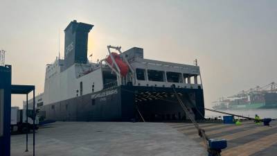 Na ladjo Dardanelles Seaways so v četrtek natovorili 35 kontejnerjev pomoči (DEŽELA FJK)