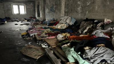 Begunci v opuščenem skladišču živijo v ledeno mrzlih sobah, med smetmi vseh vrst