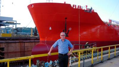 Franko Cossutta pred ladjo Uljanik 456 (OSEBNI ARHIV)