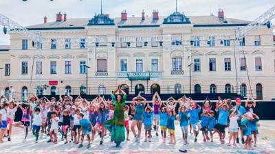 Otroci z umetnico na skupnem trgu (P.A.)