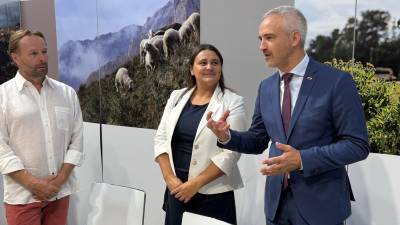 Predsednik Kmečke zveze Franc Fabec s predstavnikoma slovenske vlade (USZS)