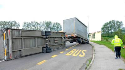 V Šmihelu se je na vozišče regionalne ceste prevrnila prikolica tovornjaka (LEO CAHARIJA/PRIMORSKE NOVICE)