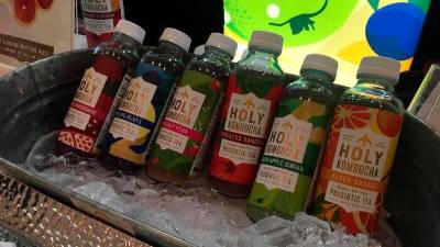 Mnogi se raje kot za alkohol odločajo za kombučo (ANSA)