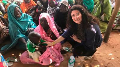 Antonella Napoli s prebivalkami begunskega taborišča v Nyali v Darfurju