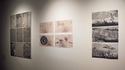 Na stenah galerije vidimo črno-bele interpretacije obmejne krajine (J.M.)