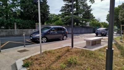 Na novi avtobusni postaji so parkirani avtomobili, saj slednja še vedno ni v uporabi