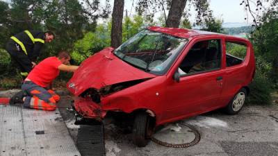 Na območju Lazareta pri Miljah je avto zgrmel v grapa (FOTODAMJ@N)