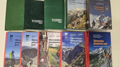 Pri Planinski založbi je v 65 letih izšlo 14 izdaj vodnika po Slovenski planinski poti, skupno 42 tisoč izvodov. (foto Manca Ogrin)