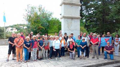 Gostje iz Italije z gostitelji pred spomenikom internirancem na Rabu (ZZB NOB SLOVENIJE)