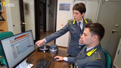 Finančna policija, fotografija je simbolična