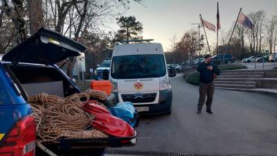 Vozila reševalcev pred Škocjanskimi jamami (M.F.)