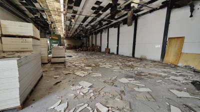 Posledice ujme v enih izmed prizadetih proizvodnih obratov, kjer je toča preluknjala strejo, nakar je meteorna voda poškodovala dvojni strop (ARHIV)