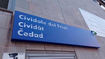 Trojezična tabla na čedajski železniški postaji (ISTITÛT LADIN FURLAN)