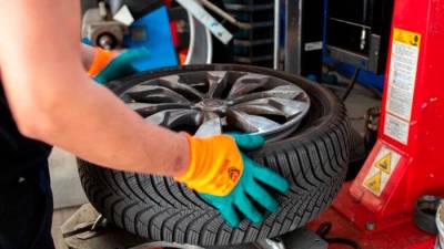 Z današnjim dnem je tako v Italiji kot v Sloveniji obvezna zimska oprema za motorna vozila, kar pomeni, da morajo biti le-ta opremljena z zimskimi pnevmatikami (ANSA)