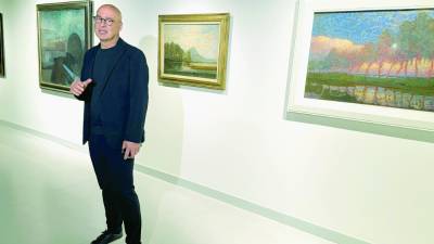 Kurator Marco Goldin med umetninami v Vili Manin