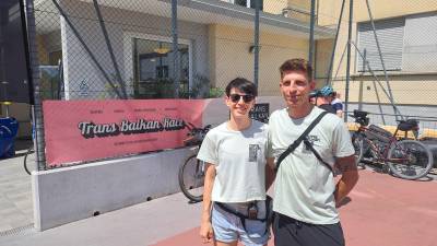 Kolesarje sta pri Svetem Jakobu sprejemala Beatrice Mezzena Lona in Luca Petrinka s sodelavci (Foto AF)