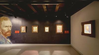 Del razstave je posvečen prepoznavnim avtoportretom (FOTO IDE)