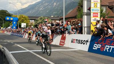 Tadej je bil najhitrejši v ciljnem sprintu skupine štirih kolesarjev (TOUR DE ROMANDIE/FACEBOOK)