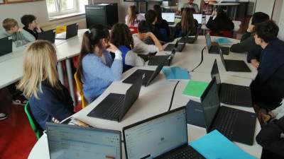 Računalniki delujejo znotraj šolskega varnostnga sistema, vsak učenec ima svoj osebni uporabniški račun