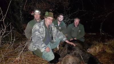 Goran Salopek z drugimi lovci in medvedom Elisiom (OLGA KNEZ)