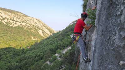 Jernej Bufon med plezanjem na novi smeri Stodvajsetletni steber (OSEBNI ARHIV)