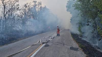 Prostovoljec civilne zaščite med gašenjem požara na Vrhu (FOTODAMJ@N)