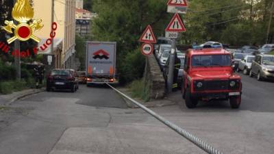 Obtičal je v ozki ulici, pomagali so mu gasilci (GASILCI)