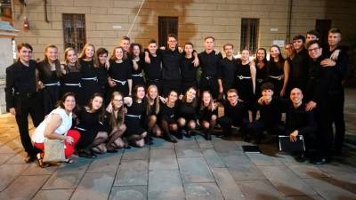 Mešani mladinski pevski zbor Emil Komel iz Gorice in dirigent David Bandelj (FACEBOOK MEMPLZ EMIL KOMEL)