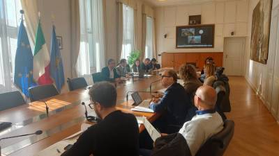 Posvetovalna komisija, ki se je tudi tokrat sestala v palači deželne vlade FJK, je spet preložila odločanje o porazdelitvi prispevkov (I.Ž.)