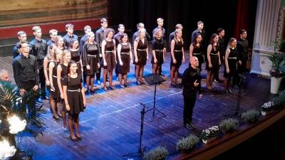 Mešani mladinski pevski zbor Emil Komel iz Gorice in dirigent David Bandelj na odru v Arezzu (FACEBOOK MEMPLZ EMIL KOMEL)