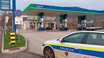 Danes zgodaj zjutraj je neznanec vlomil v prostore bencinskega servisa na Ajševici (LEO CAHARIJA/PRIMORSKE NOVICE)