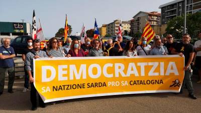 Pripadniki katalonske manjšine na Sardiniji in predstavniki sardinskih avtonomistov v podporo Puigdemontu (ANSA)