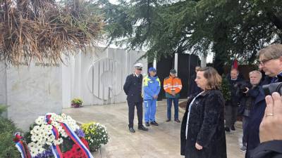 Poklon državne sekretarke Vesne Humar in generalnega konzula Gregorja Šuca (USZS)