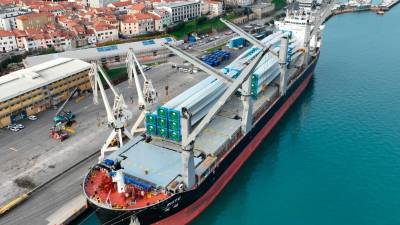 Tovorna ladja je iz Kitajske pripeljala v Luko Koper sestavne dele za sedem vetrnih elektrarn, namenjenih v sosednjo Avstrijo (LUKA KOPER)